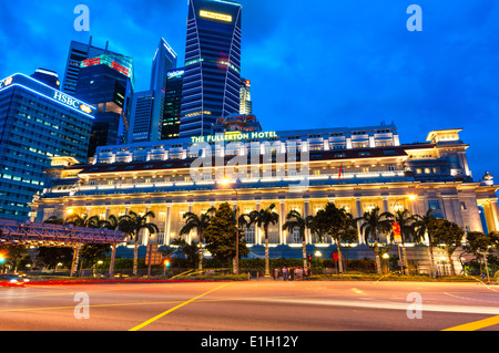 Fullerton Hotel leuchtet in frühen Abend in Singapur. Stockfoto