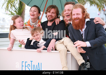 Lisa Loven Kongsli, Clara Wettergren, Ruben Östlund, Vincent Wettergren, Johannes Bah Kuhnke und Kristofer Hivju in cannes Stockfoto