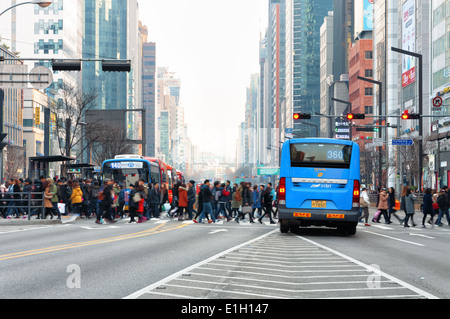 Fußgänger überqueren Sie die Straße im Gangnam Bezirk von Seoul, Südkorea. Stockfoto