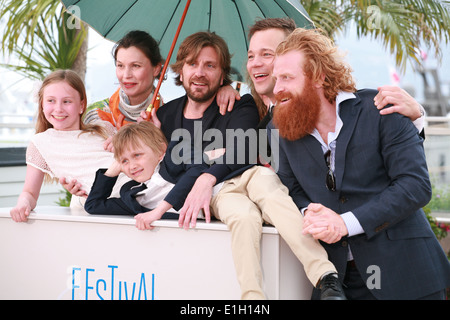 Lisa Loven Kongsli, Clara Wettergren, Ruben Östlund, Vincent Wettergren, Johannes Bah Kuhnke und Kristofer Hivju in cannes Stockfoto