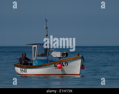 Kleinen kommerziellen Fischerboot mit Fischer an der Spitze, Newquay, Cornwall, UK Stockfoto