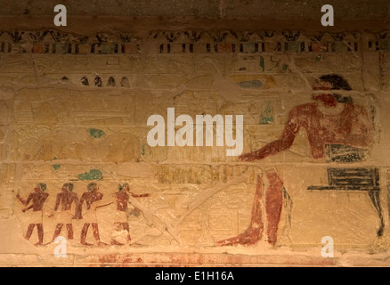 Ägypten. Mastaba des Nefer und Kahay. Polychrome Relief Darstellung des verstorbenen sitzen vor den angeboten Tabelle mit Dienern. Stockfoto