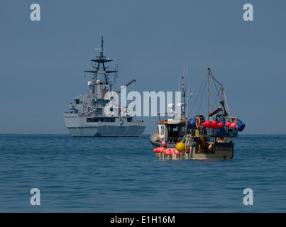 Fischerei Trawler Tizzardlee-Out auf von Padstow mit einem britischen Marine-Schiff in der Ferne vor der Küste von Newquay, Cornwall, UK Stockfoto