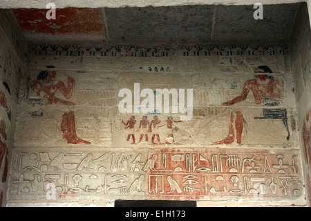 Ägypten. Mastaba des Nefer und Kahay. Polychrome Relief Darstellung des verstorbenen sitzen vor den angeboten Tabelle mit Dienern. Stockfoto