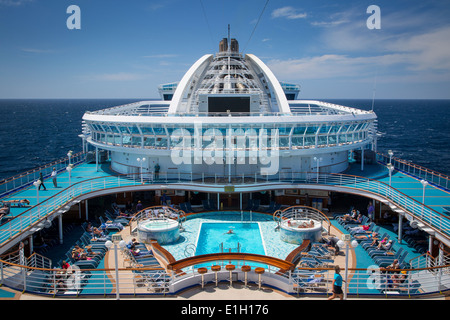 Mitte Schiff Pool an Bord Emerald Princess Cruise Schiff auf See am Atlantischen Ozean Stockfoto