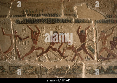 Mastaba des Nefer und Kahay. Polychrome Relief Darstellung Kämpfer. 5. Dynastie. Altes Königreich. Sakkara. Ägypten. Stockfoto