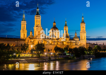 Basilica de Nuestra Senora del Pilar Kirche und Fluss Ebro bei Dämmerung, Zaragoza, Aragon, Spanien Stockfoto