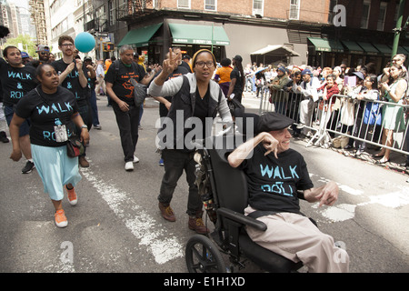 Menschen mit Behinderungen gerne wie jeder andere zu bewegen. Körperlich Behinderte Gruppe beteiligt sich an New York City Dance Parade am Broadway Stockfoto