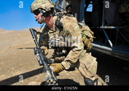 US Army Captain Scott Hall springt von einem UH-60 Black Hawk-Hubschrauber nach der Landung in Deh Yak Bezirk, Ghanzni Provinz, Afghanistan Stockfoto