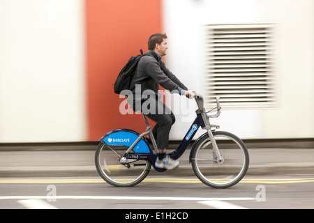 Mann mit einem Rucksack Fahrradtouren ein "Boris" an Geschwindigkeit. Stockfoto