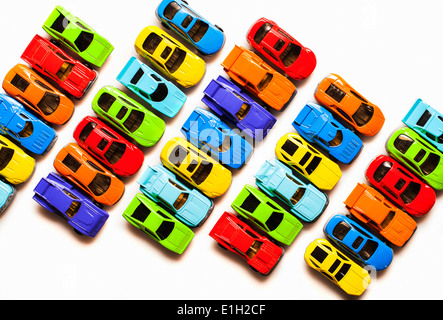 Stillleben mit Reihen von Spielzeugautos Stockfoto