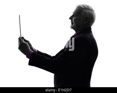 Eine kaukasische Senior Business-Mann hält digitale Tablet Silhouette weißer Hintergrund Stockfoto
