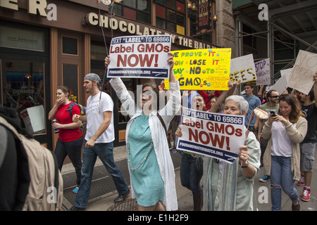 New Yorker marschieren am weltweiten Protesttag gegen die Monsanto Corp. Und ihren Versuch, Menschen GVO-Lebensmittel aufzuzwingen. Stockfoto