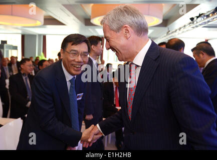 Berlin, Deutschland. 4. Juni 2014. Vorstandsvorsitzender der Industrial and Commercial Bank of China (ICBC) Jiang Jianquing (L) schüttelt Hände mit Co-Chairman des Board of Directors der Deutsche Bank Jürgen Fitschen in einem Diskussionsforum der Deutschen Bank auf die deutsch-chinesischen Wirtschaftsbeziehungen in Berlin, Deutschland, 4. Juni 2014. Foto: RAINER JENSEN/Dpa/Alamy Live-Nachrichten Stockfoto