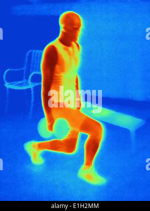 Wärmebild eines jungen Mannes training mit Langhanteln. Das Bild zeigt die Wärmeentwicklung durch die Muskeln Stockfoto