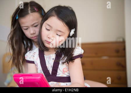 Zwei junge Freundinnen unzufrieden mit einem Computer-Spiel Stockfoto