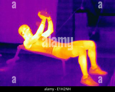 Seite Ansicht Wärmebild des Jünglings training mit Langhanteln. Das Bild zeigt die Wärmeentwicklung durch die Muskeln Stockfoto