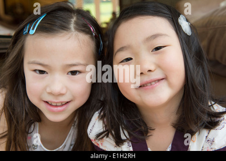 Porträt von zwei jungen Mädchen Stockfoto