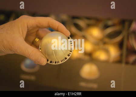 Eine Nespresso Marke einschüssigen Kaffee Brauer "Kapsel" Stockfoto