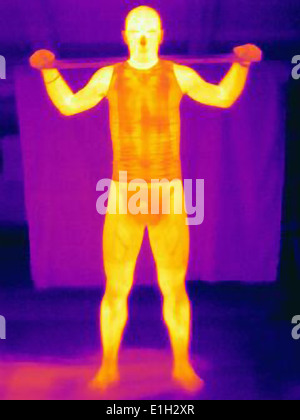 Wärmebild eines jungen Mannes training mit einer Metallstange Stockfoto