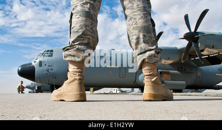 US Air Force Crew Chiefs mit die 772nd Expeditionary Aircraft Maintenance Unit beobachten die Inbetriebnahme eines C-130J-s Stockfoto