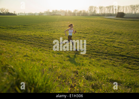 Junge weibliche Läufer auf hügeligen Gebiet Stockfoto