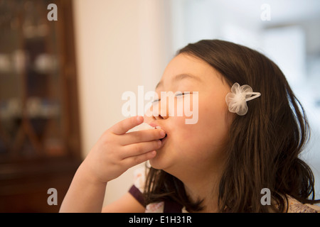 Junges Mädchen einen Snack Stockfoto