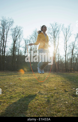 Junge Frau im Feld mit skipping Seile Ausübung Stockfoto