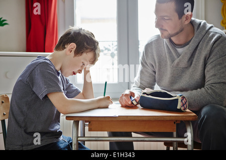 Vater helfen Sohn bei den Hausaufgaben Stockfoto