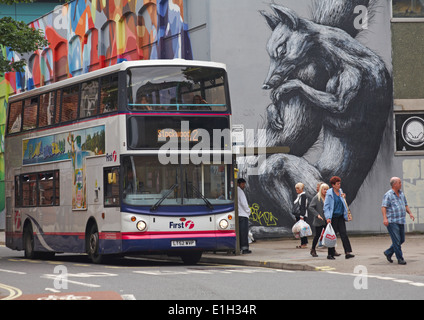 Bus-Abholer an Bushaltestelle von Straßenkunst Graffiti an Nelson Street, Bristol Stockfoto