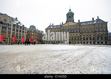 Verschneite Dam mit dem königlichen Palast in Amsterdam Stockfoto
