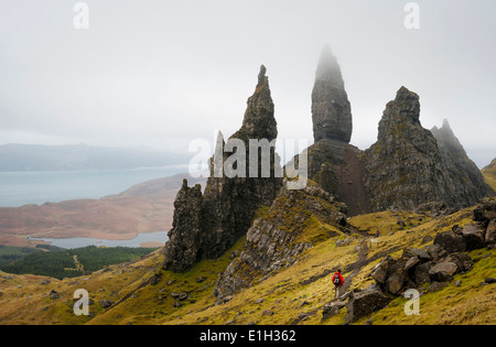 Zu Fuß in Richtung The Old Man of Storr an einem nebligen Frühlingstag, Isle Of Skye, Schottland Reiseführer Stockfoto