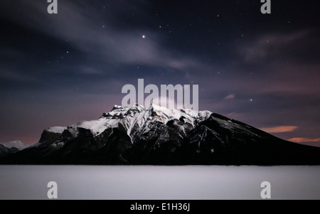 Sternenhimmel, schneebedeckten Mt Girouard, gefrorene Lake Minnewanka, Rocky Mountains, Banff Nationalpark, Alberta, Kanada Stockfoto