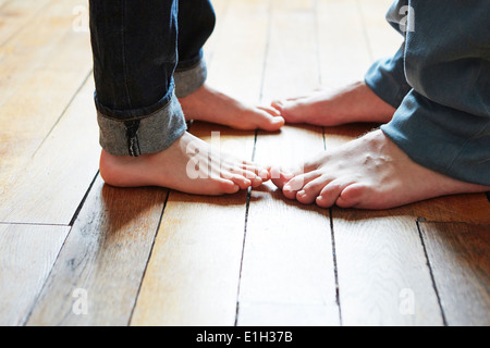 Vater und Sohn spielen mit Füßen Stockfoto