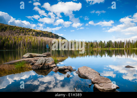 Wanderer auf dem Weg der Felsen mit Reflexionen von Wolken, Quinescoe See Cathedral Lakes Provincial Park-British Columbia-Kanada Stockfoto