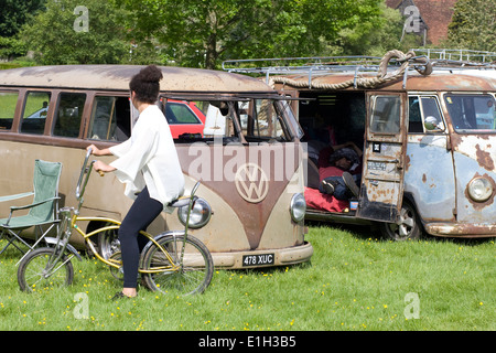 Ratte Volkswagen Wohnmobile mit Mädchen auf ein low rider Fahrrad und ein Mann in van schlafen Stockfoto