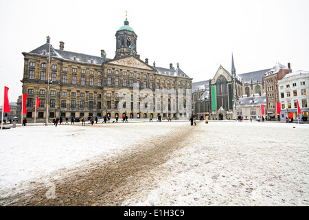 Verschneite Dam in Amsterdam Niederlande im winter Stockfoto