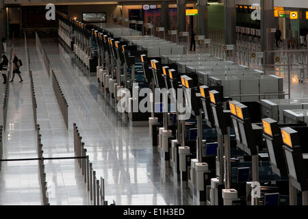 London UK. 4. Juni 2014. Check-in Schalter am neuen terminal 2 Gebäude am Flughafen Heathrow, die Passagiere mit dem Erstflug Landung aus Chicago uns kurz vor 06:00 offiziell eröffnet wurde. Das neue Terminal kostet GBP 2,5 Milliarden läuft 10 Prozent seiner Kapazität für die nächsten paar Wochen da Operationen voll Teste Credit: Amer Ghazzal/Alamy Live-Nachrichten Stockfoto