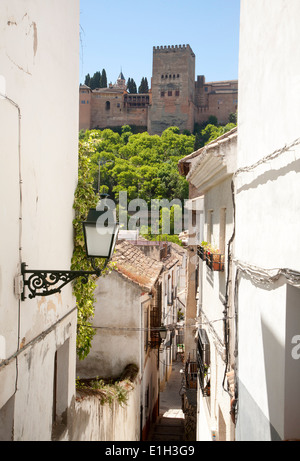 Schmale Candill-Gasse in der maurischen Gehäuse Viertel Albaicin, Granada, Spanien mit Blick auf die Alhambra Stockfoto