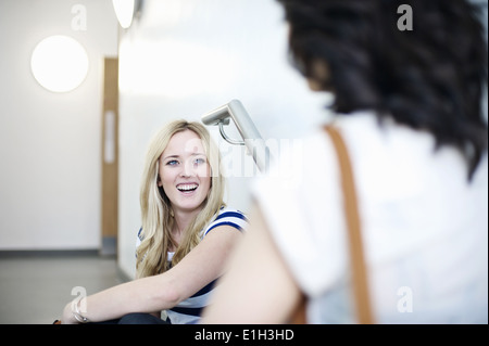 Zwei junge Frauen reden Stockfoto