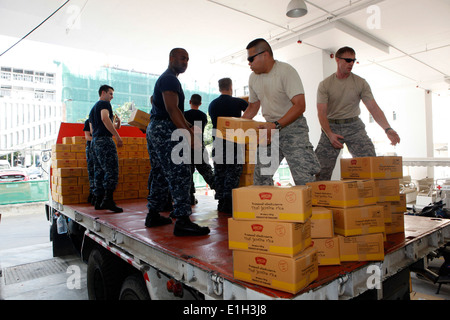 US-Servicemembers unterstützen Mitglieder des Thai Red Cross Society verladen von Gütern zur Verteilung an die Opfer der Flutkatastrophe in der Umgebung Stockfoto