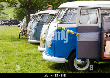 Linie von VW Split Screen Volkswagen Wohnmobile bei einer VW-show Stockfoto