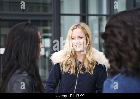 Junge Frauen reden Stockfoto