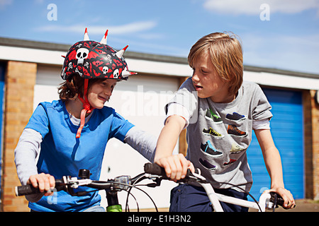 Zwei jungen auf Fahrrädern Stockfoto