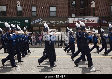 Fort Hamilton High School Marching &amp; Blaskapelle marschiert an der Memorial Day Parade in Bay Ridge, Brooklyn, NY. Stockfoto