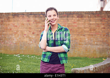 Junge mit Handy Stockfoto