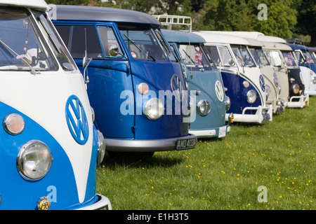 Linie von VW Split Screen Volkswagen Wohnmobile bei einer VW-show Stockfoto