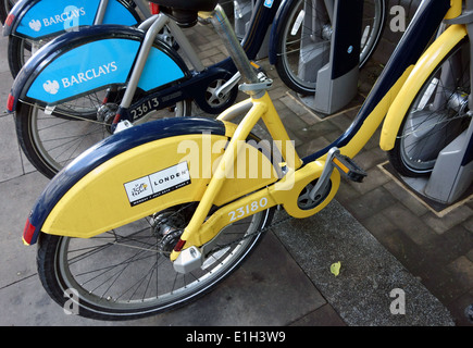 Eines der London Leihräder an der Tour de France gelb lackiert Stockfoto