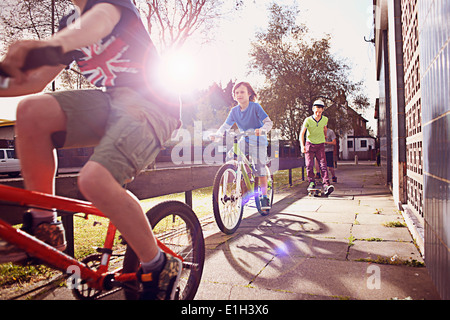 Jungen Fahrrad fahren Stockfoto