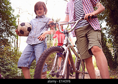 Jungen mit Fahrrädern und Fußball Stockfoto